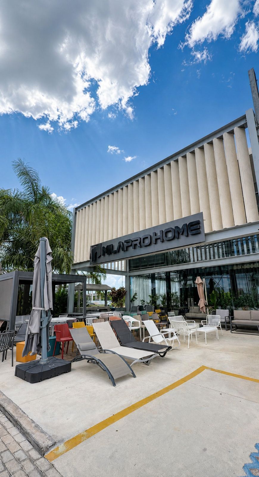 Showroom de Milapro Home con muebles para exterior